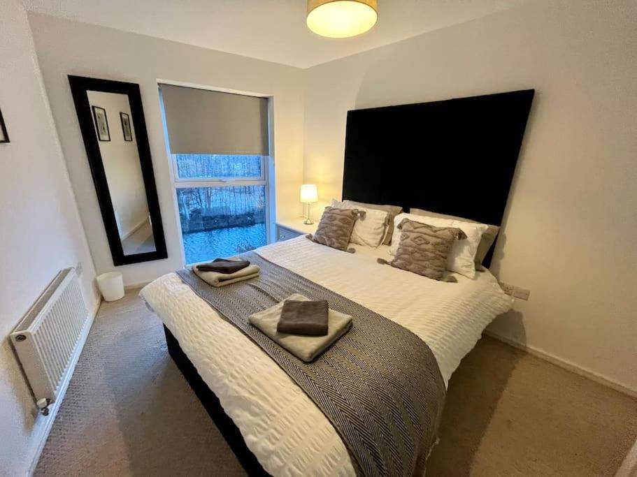 Etihad Fc 2Br Apartment With Water View Manchester Bagian luar foto